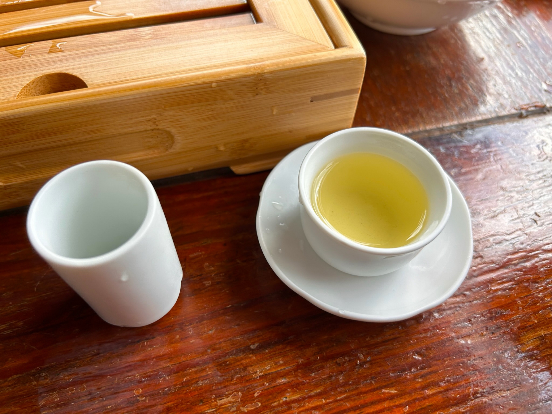 學員手寫春聯,體驗台灣農曆新年書法文化